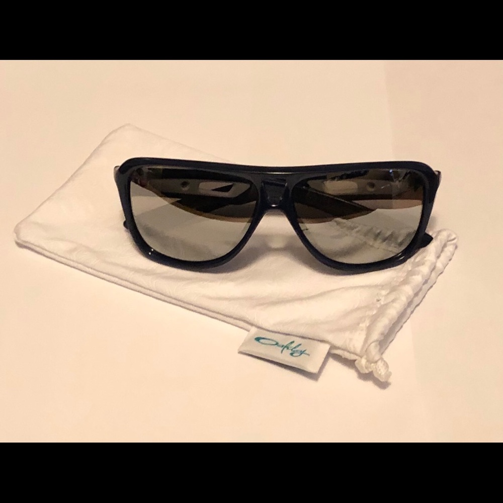 Oakley Dispatch 2